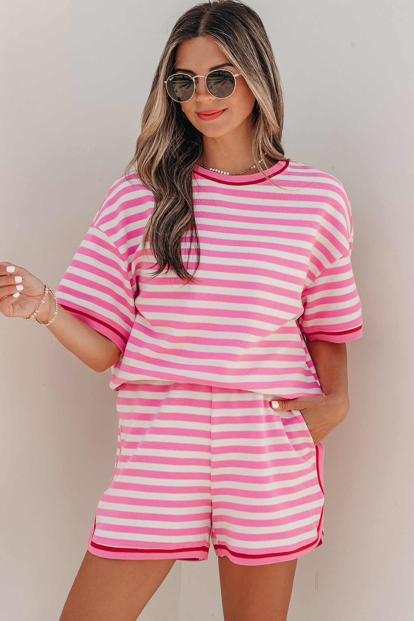 Roze gestreepte top met contrasterende biesbkorte mouwen en losse shorts