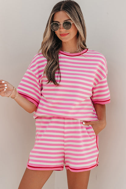 Roze gestreepte top met contrasterende biesbkorte mouwen en losse shorts