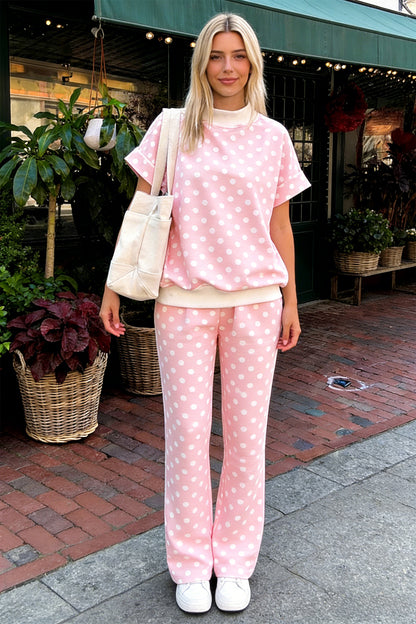 Roze top met stippenprint colkraag en korte mouwen gecombineerd met een recht broek