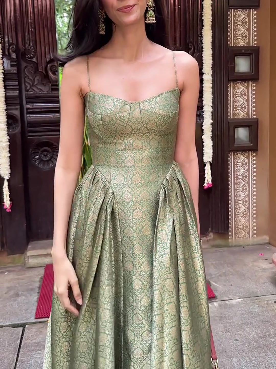 Elegante groene jurk met etnische print en zonder mouwen