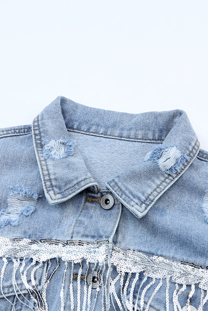 Hemelsblauwe denimjas met pailletten en franjes in een verweerde look