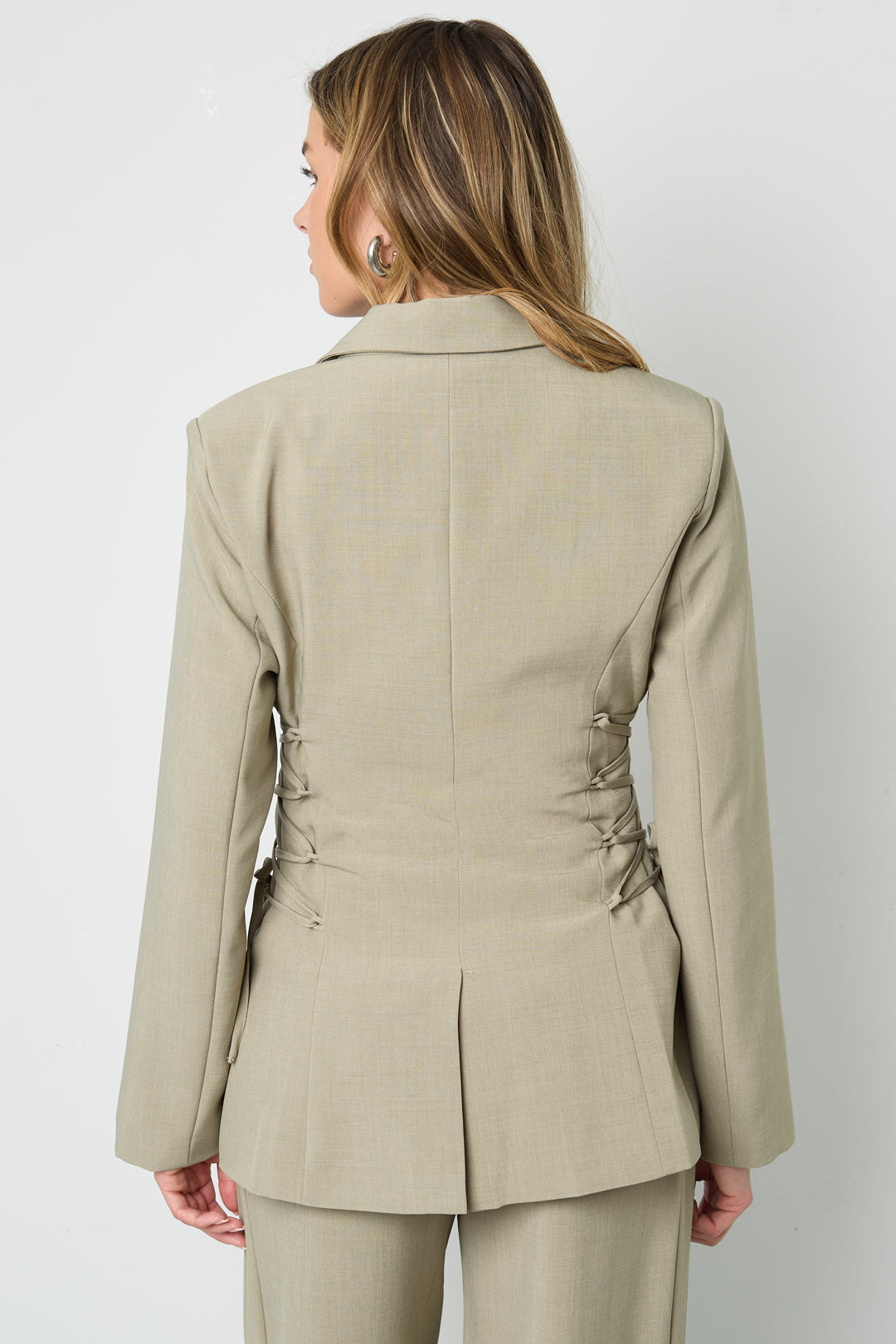 Getailleerde blazer met vetersluiting