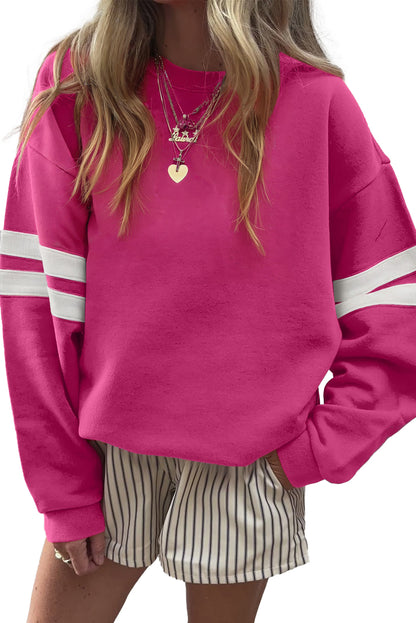 Preppy sweatshirt met strepen op de mouwen en een losse pasvorm