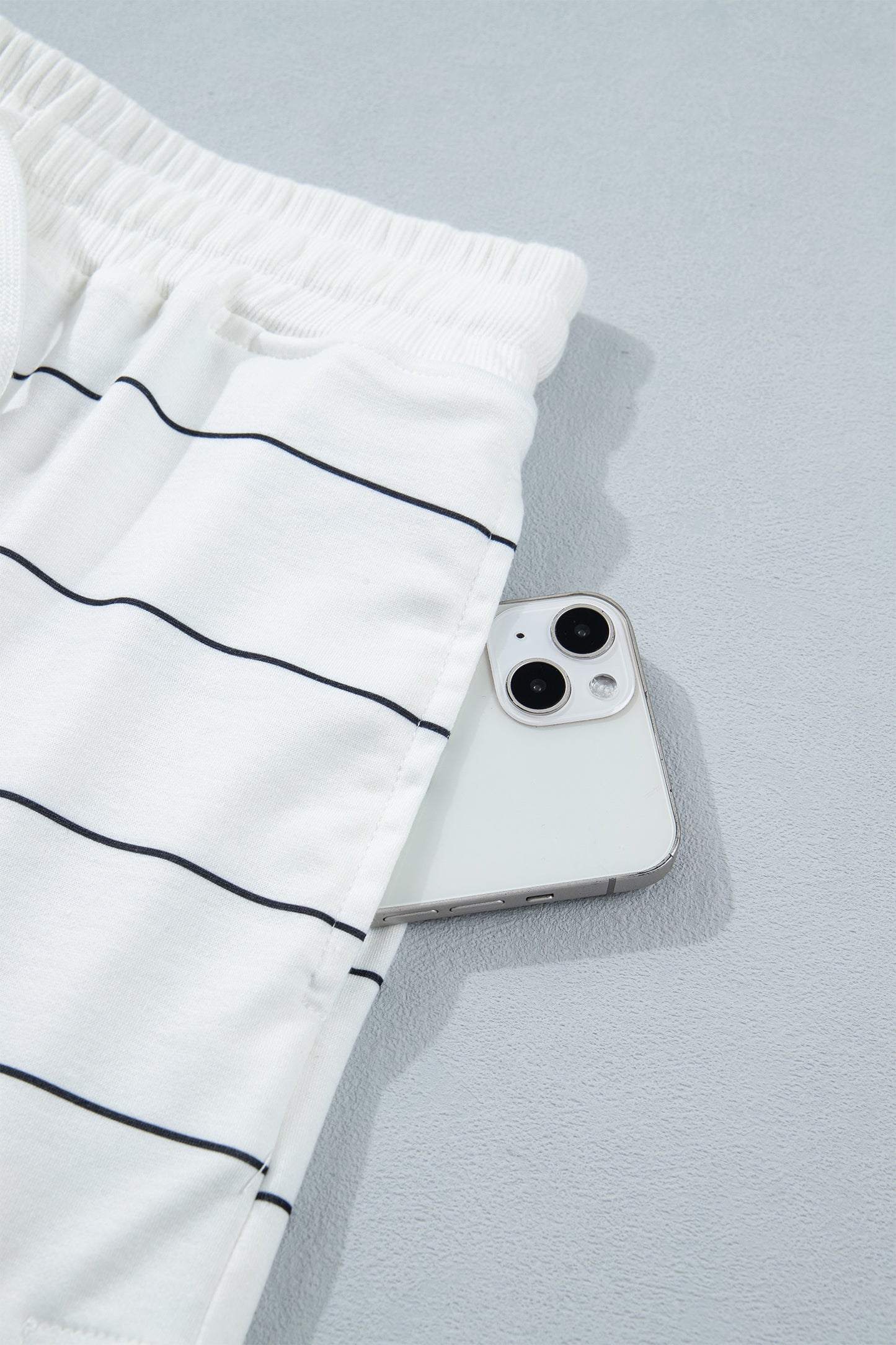 Gestreepte shirt met korte mouwen en shorts met zakken en trekkoord 2-delige set