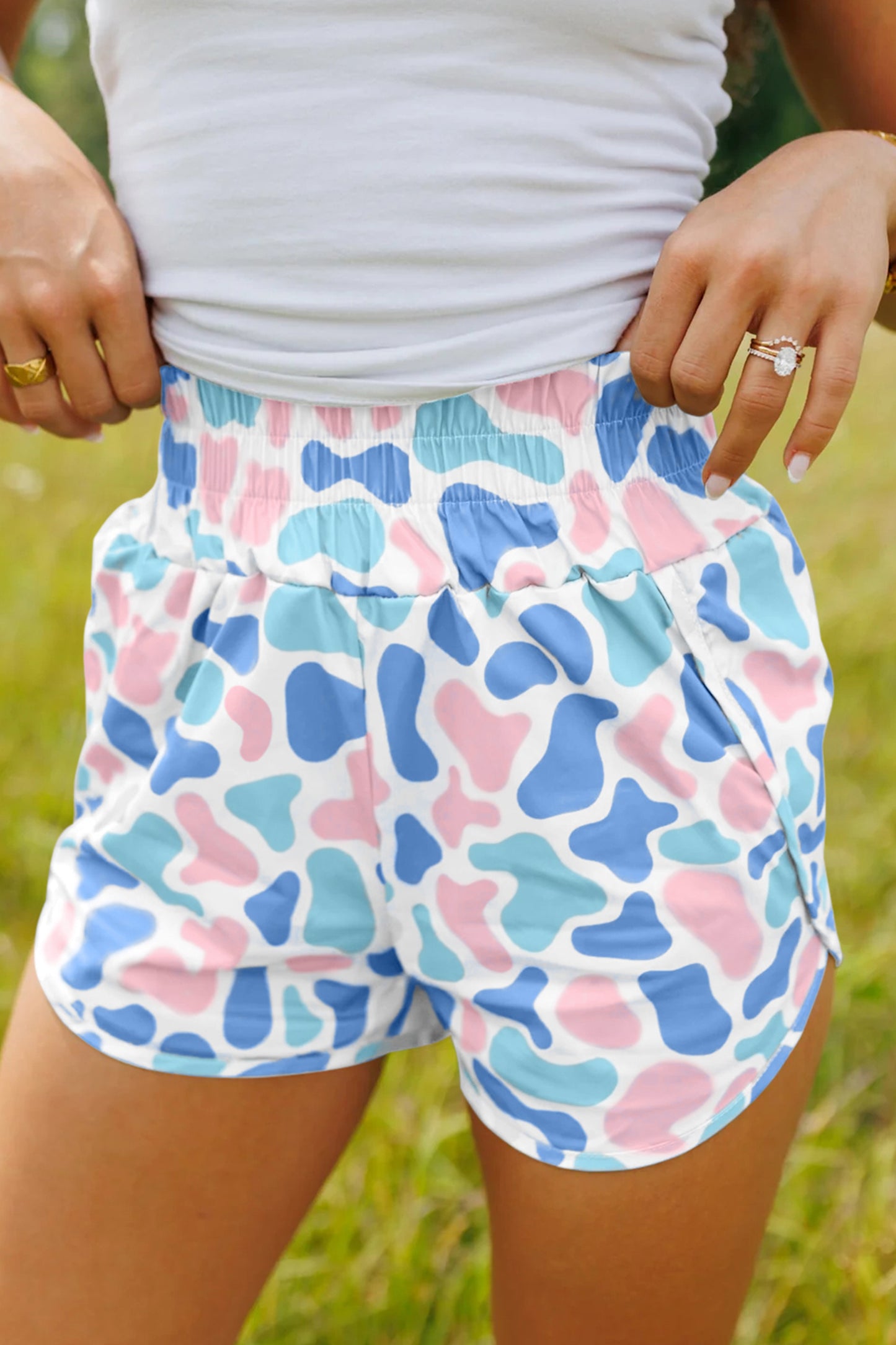 Camouflageprint shorts met hoge taille en plooien
