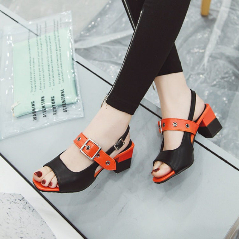 Modieuze color block sandalen met gespen en blokhakken