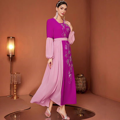 Rozenrode elegante chiffonjurk met handgestikte ruitvormige omtrek