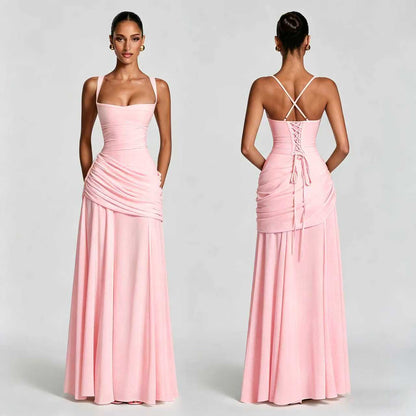 Elegante nauwsluitende chiffonjurk met plooien en vetersluiting op rug