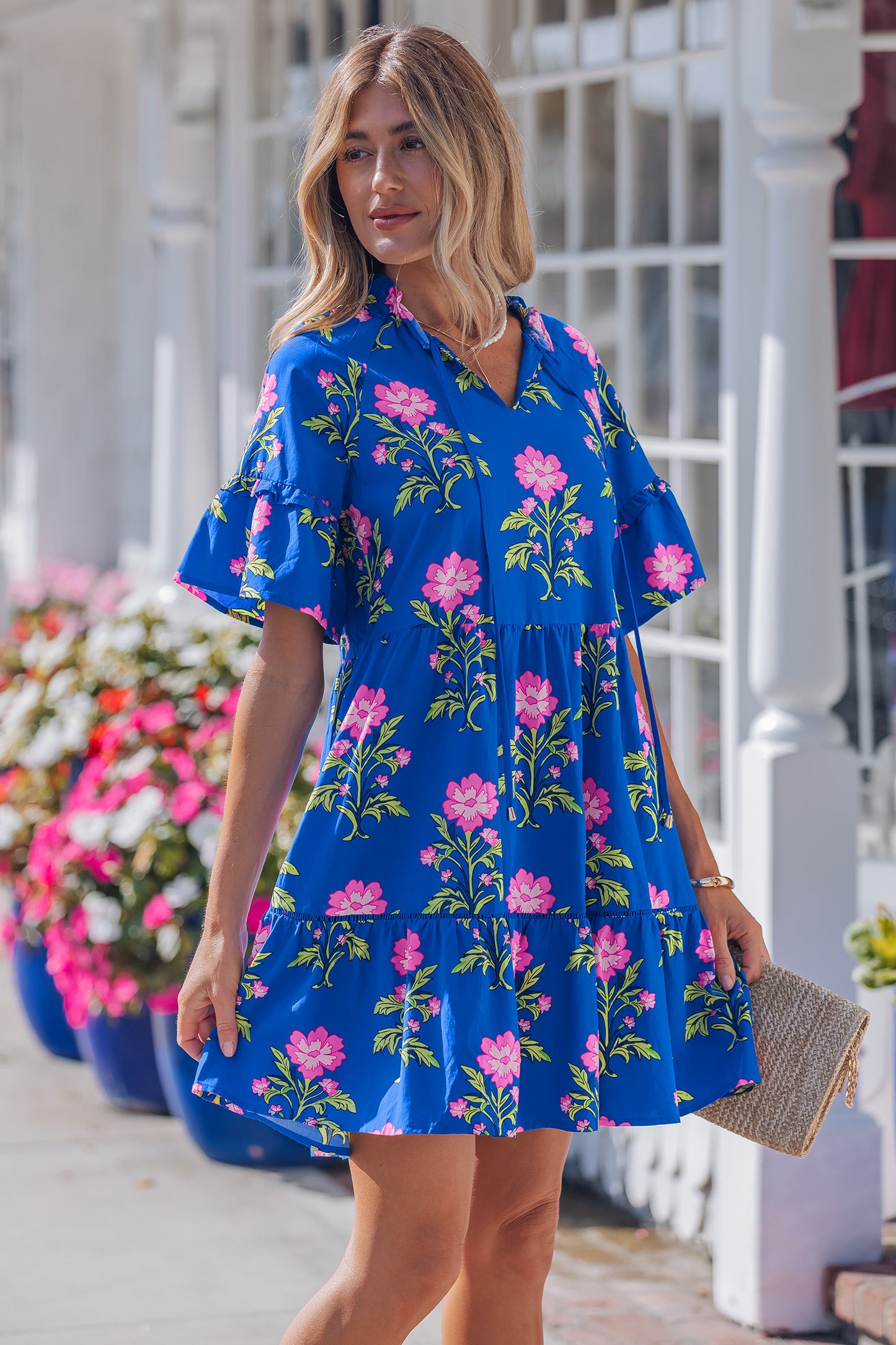 Blauwe jurk met V-hals korte mouwen losse pasvorm en bloemenprint