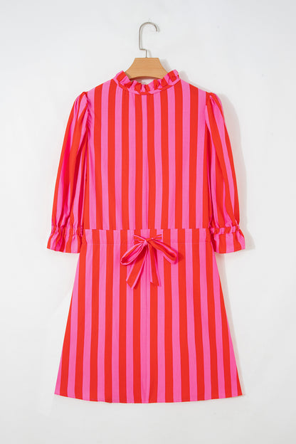 Rode gestreepte mini-jurk met half knoopsluiting strik op rug en pofmouwen losvallend model