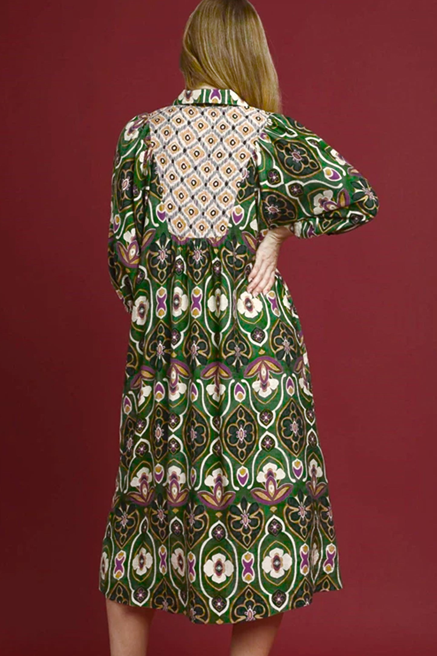 Groene midi-jurk in grote maten met gemengde bloemenpatchwork V-hals en 3/4 pofmouwen