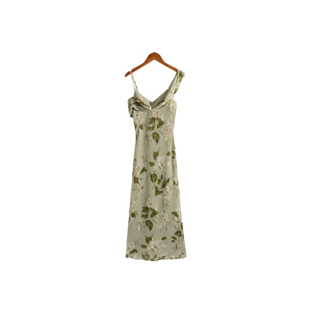Halter-neck figure-hugging dress