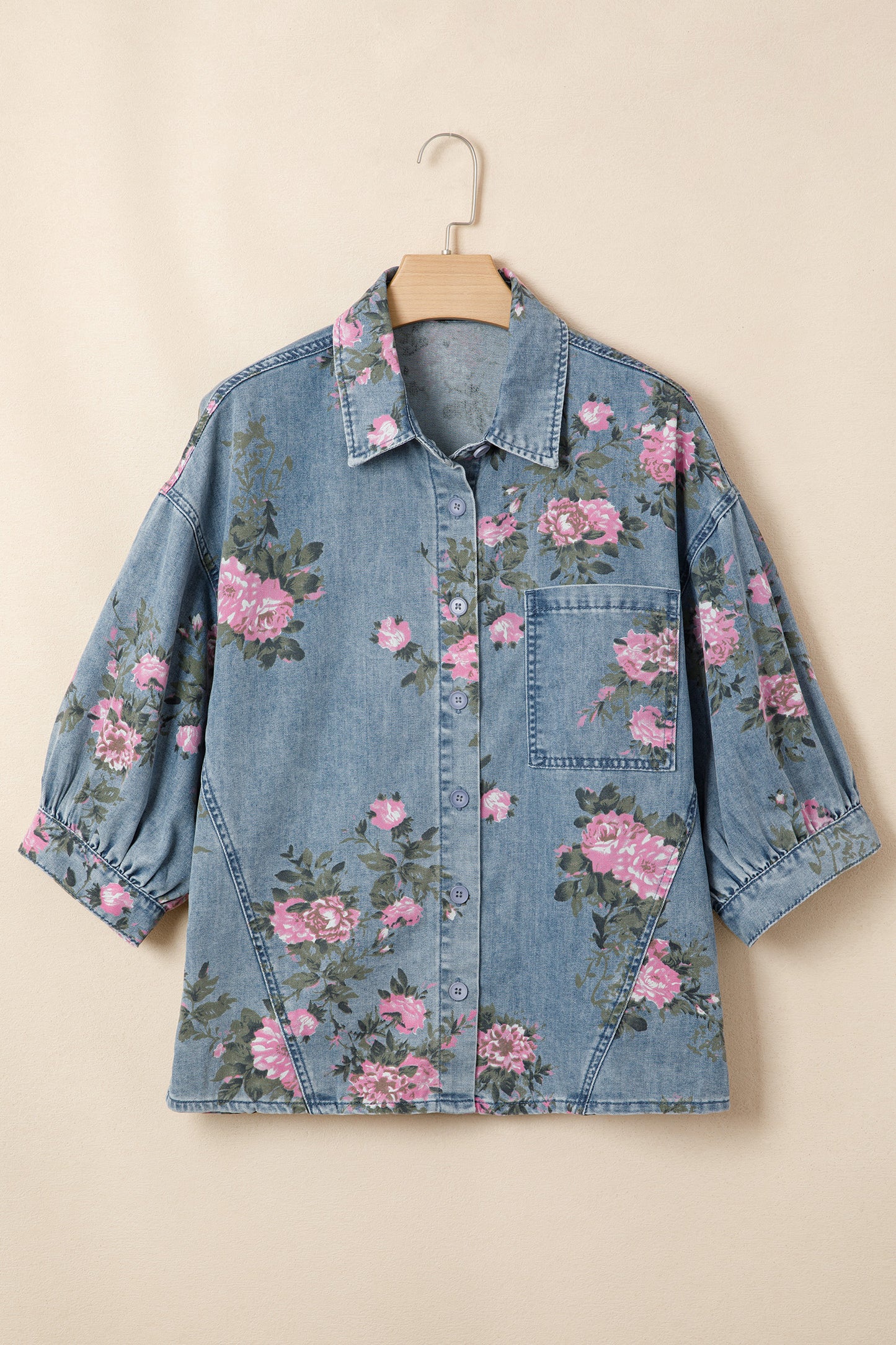 Blauwe denim overhemd met armbandmouwen en bloemenprint