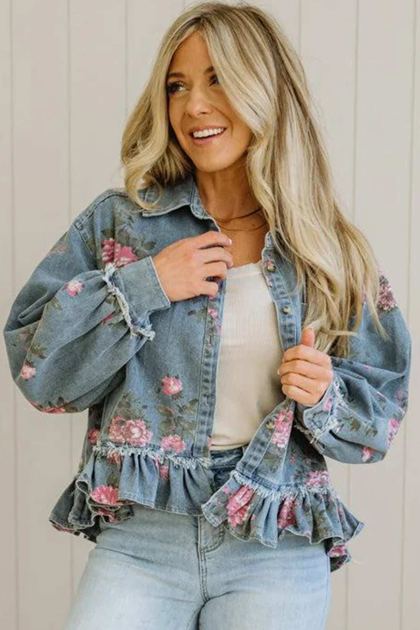 Denimjas met bloemenprint en ruches aan de zoom