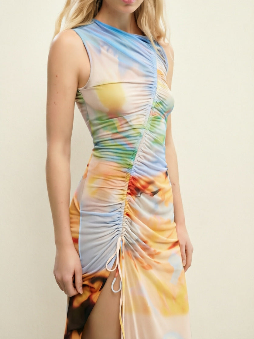 Nauwsluitende zomerjurk met dopamineprint