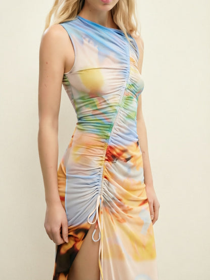 Nauwsluitende zomerjurk met dopamineprint