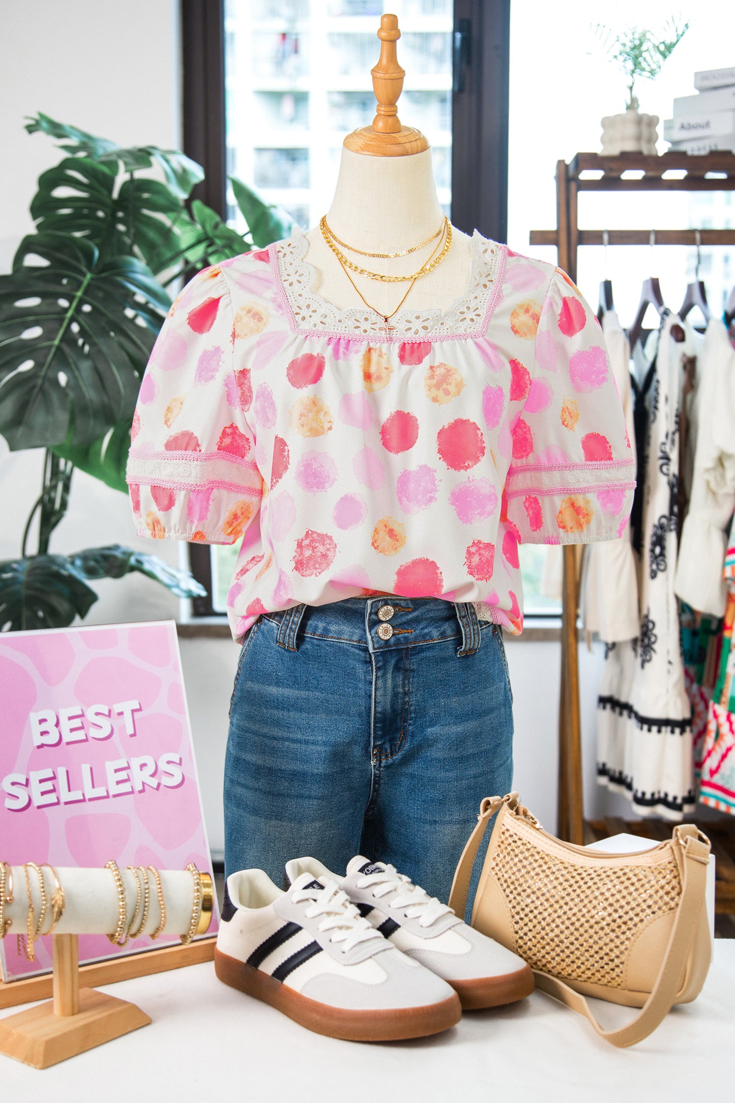 Roze blouse met stippen kanten afwerking vierkante hals en pofmouwen