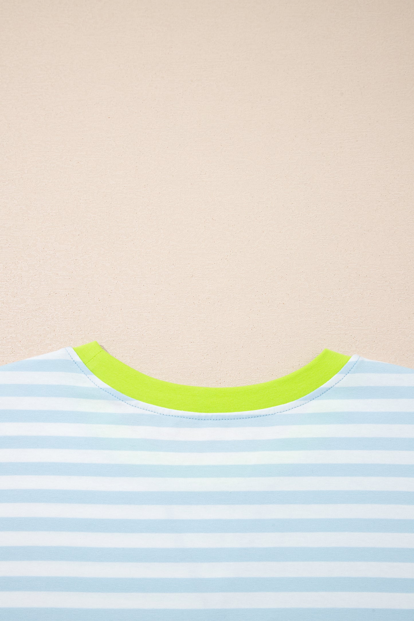 Set bestaande uit een los T-shirt met strepen contrasterende halslijn en een shorts