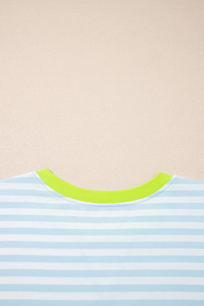 Set bestaande uit een los T-shirt met strepen contrasterende halslijn en een shorts