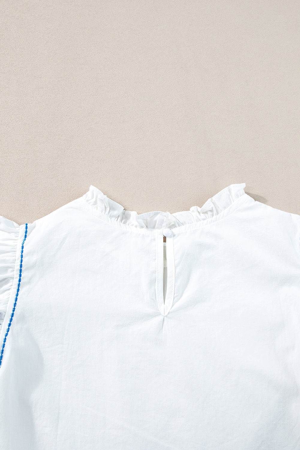 Witte blouse met geborduurde ruches aan de mouwen