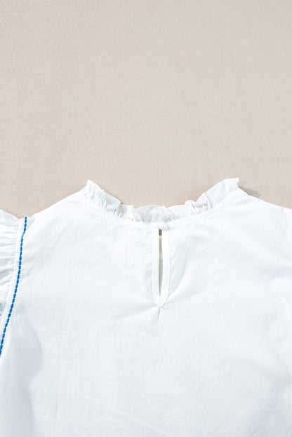 Witte blouse met geborduurde ruches aan de mouwen