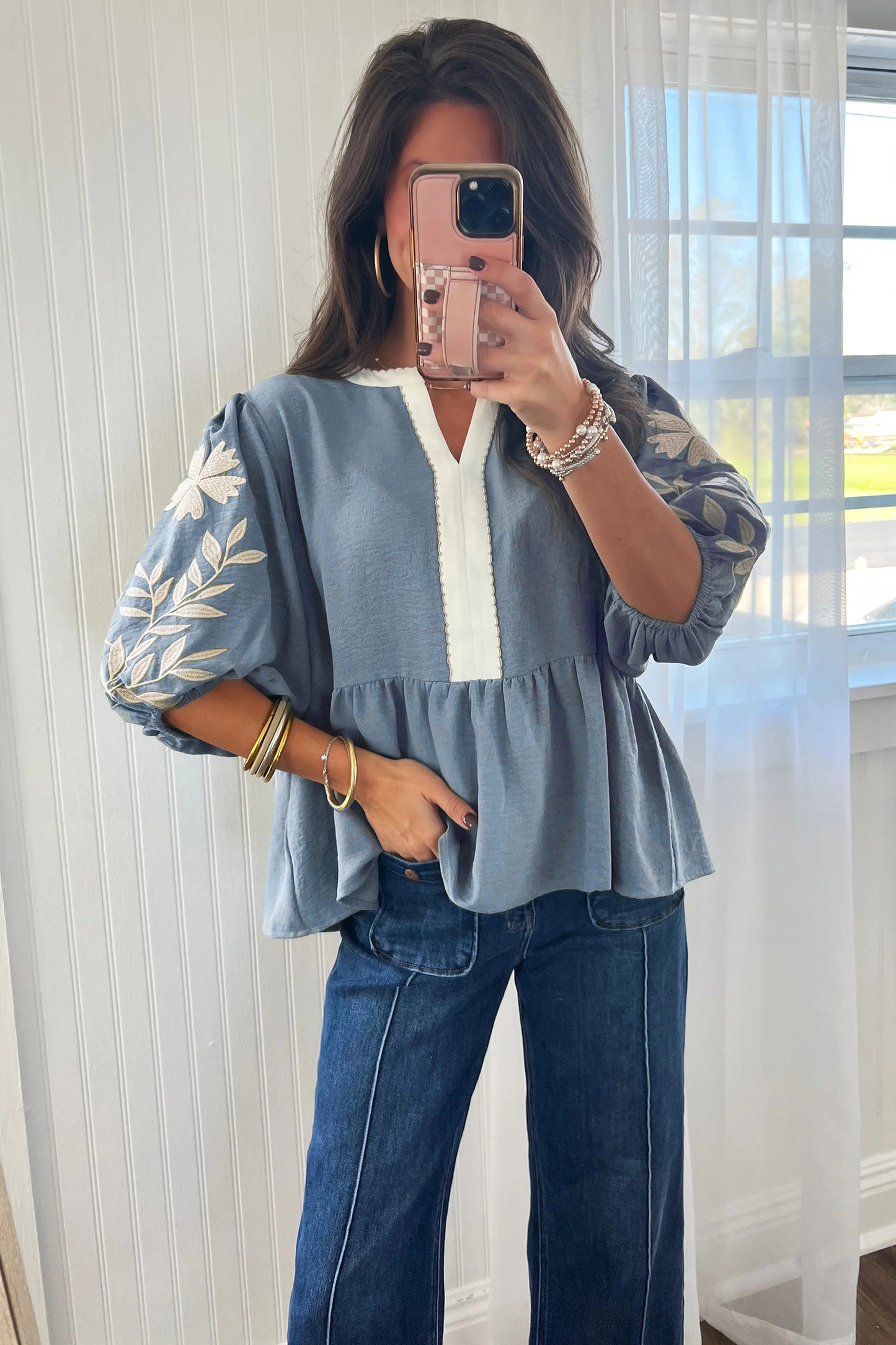 Babydoll blouse met kleurblokken patchwork V-hals en geborduurde pofmouwen