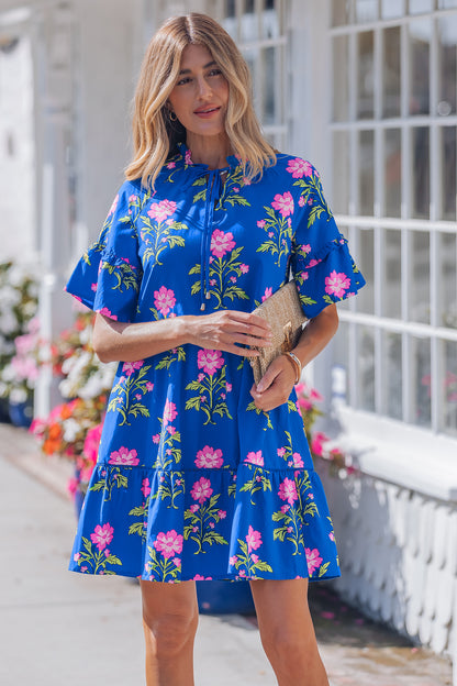 Blauwe jurk met V-hals korte mouwen losse pasvorm en bloemenprint