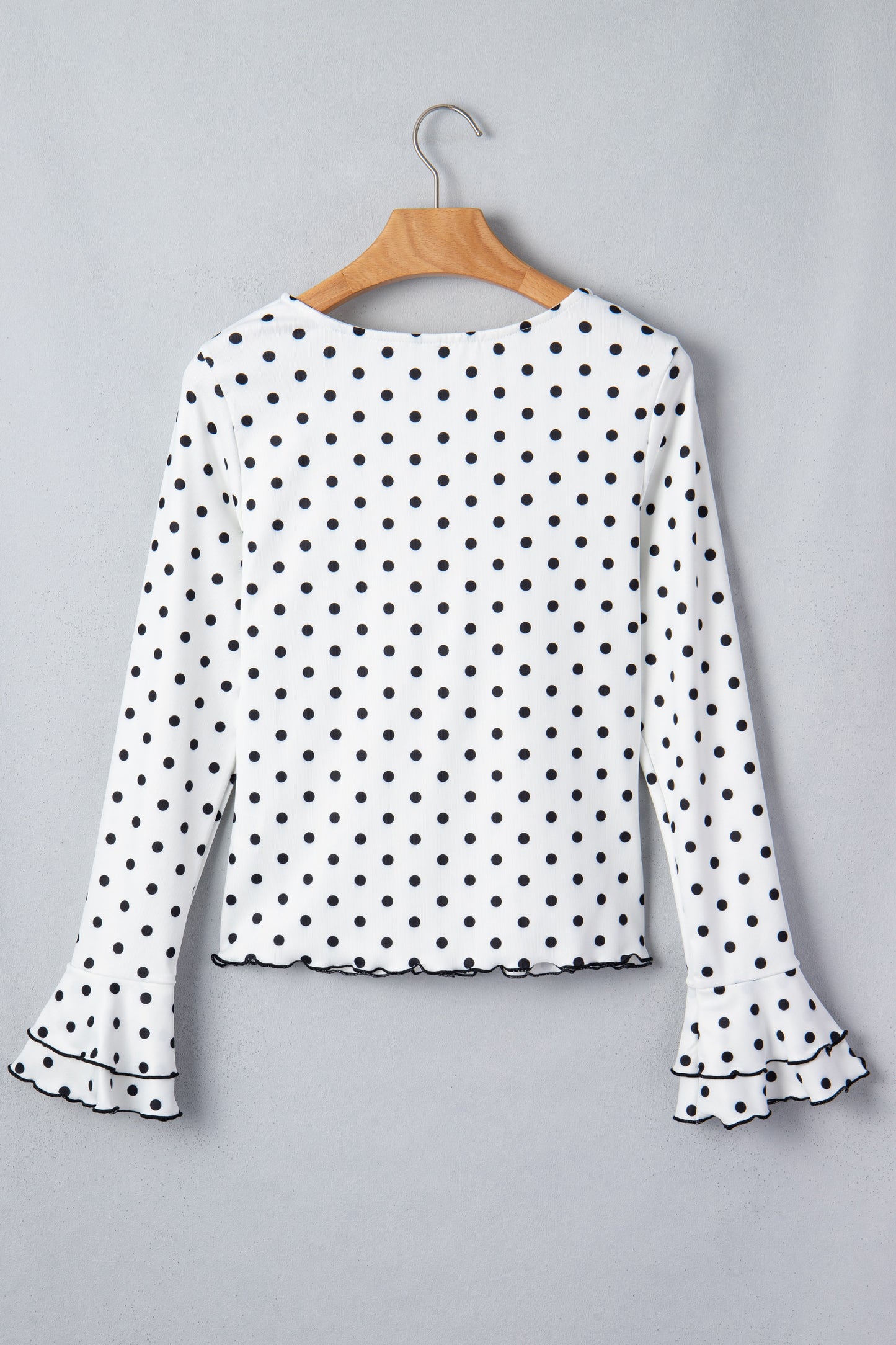 Witte top met lange mouwen en stippenprint en sla-afwerking