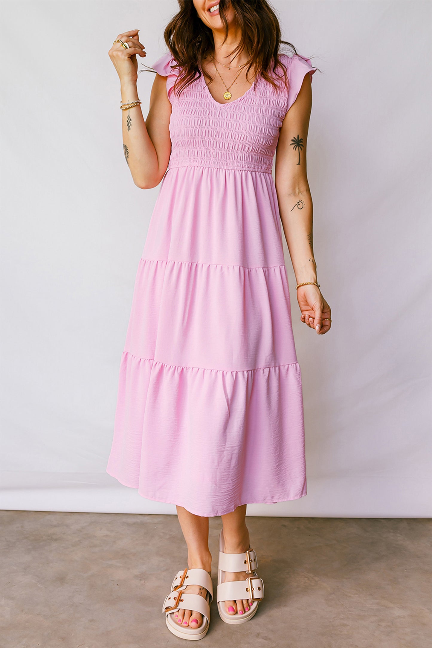Roze midi-jurk met geplooide top wijd uitlopende mouwen en ruches