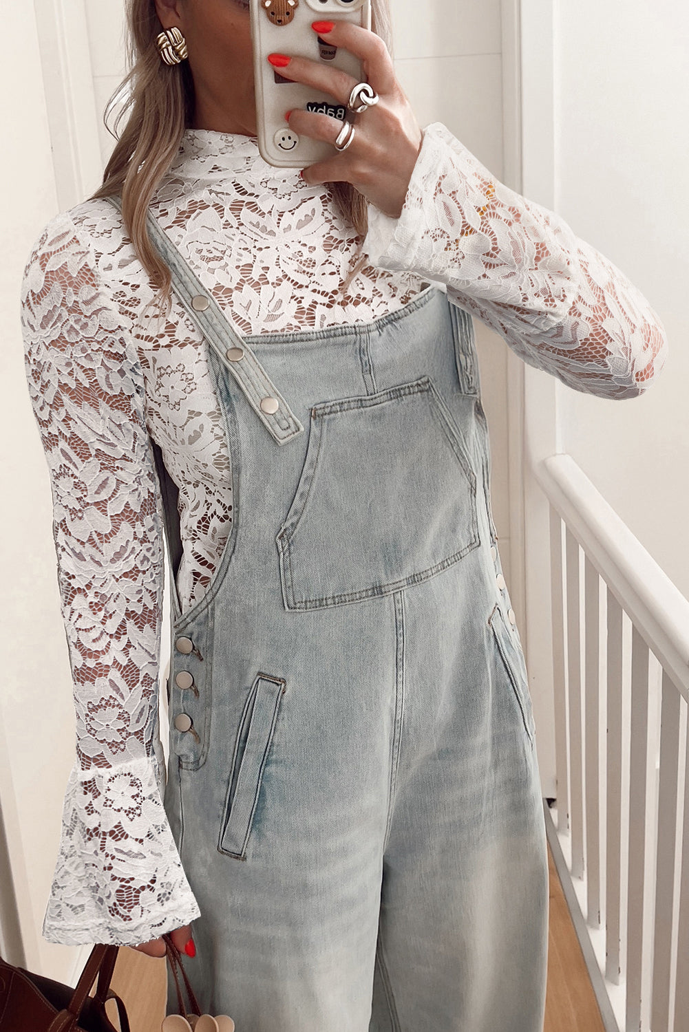 Witte kanten top met trompetmouwen en opstaande kraag