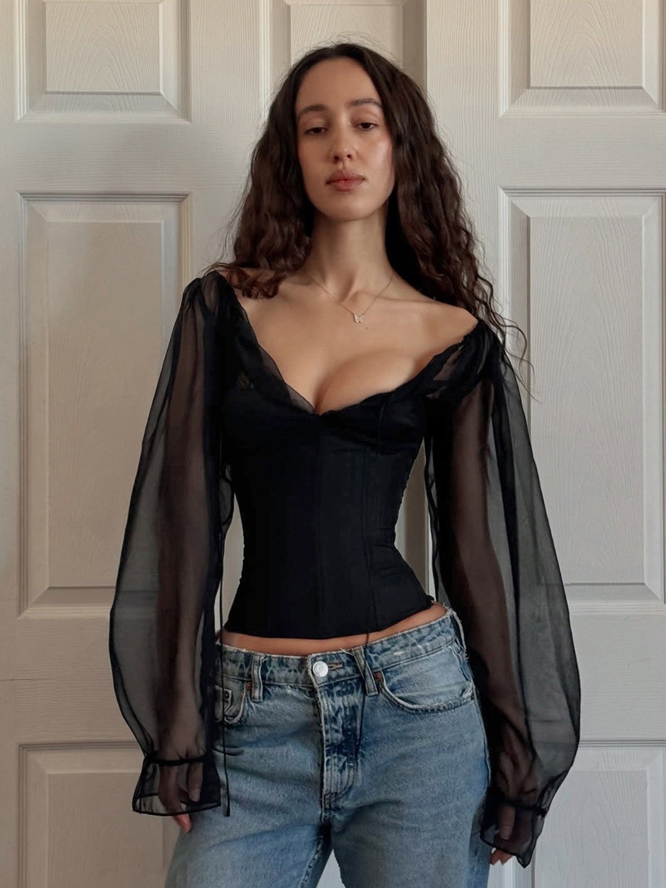 Dames top met lange mouwen van mesh  open rug met vetersluiting slim fit model