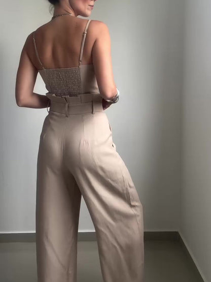 Set van een effenkleurige top met jarretels en broek met hoge taille