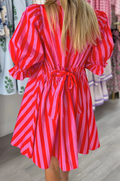 Rode gestreepte mini-jurk met half knoopsluiting strik op rug en pofmouwen losvallend model
