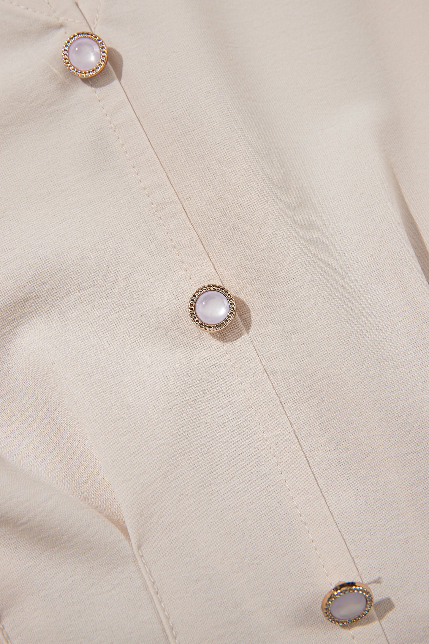 Havermoutkleurige elegante blouse met V-hals lange mouwen en geplooide taille