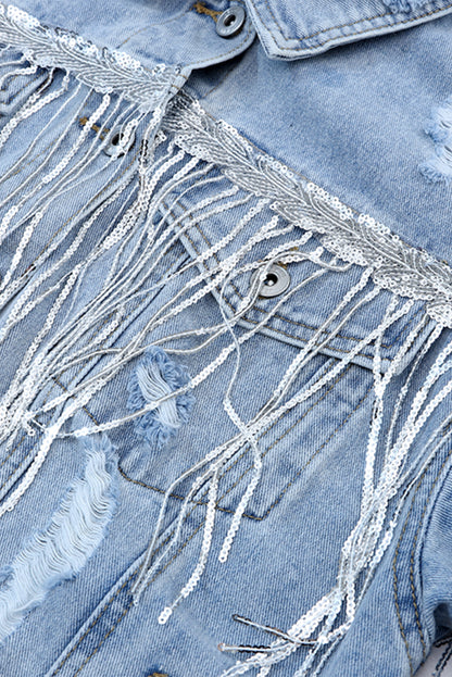 Hemelsblauwe denimjas met pailletten en franjes in een verweerde look