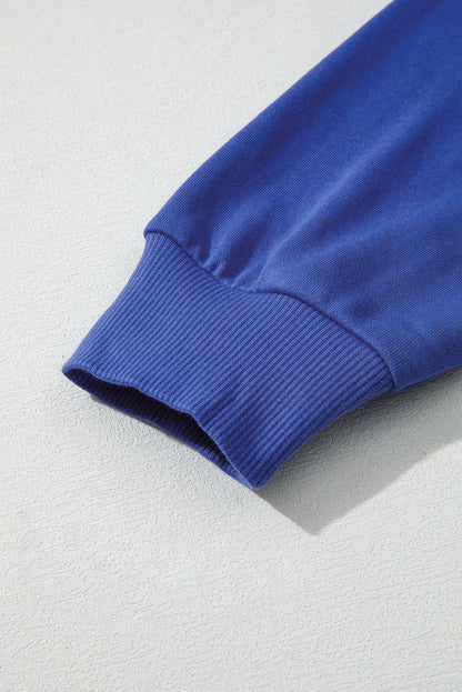 Preppy sweatshirt met strepen op de mouwen en een losse pasvorm
