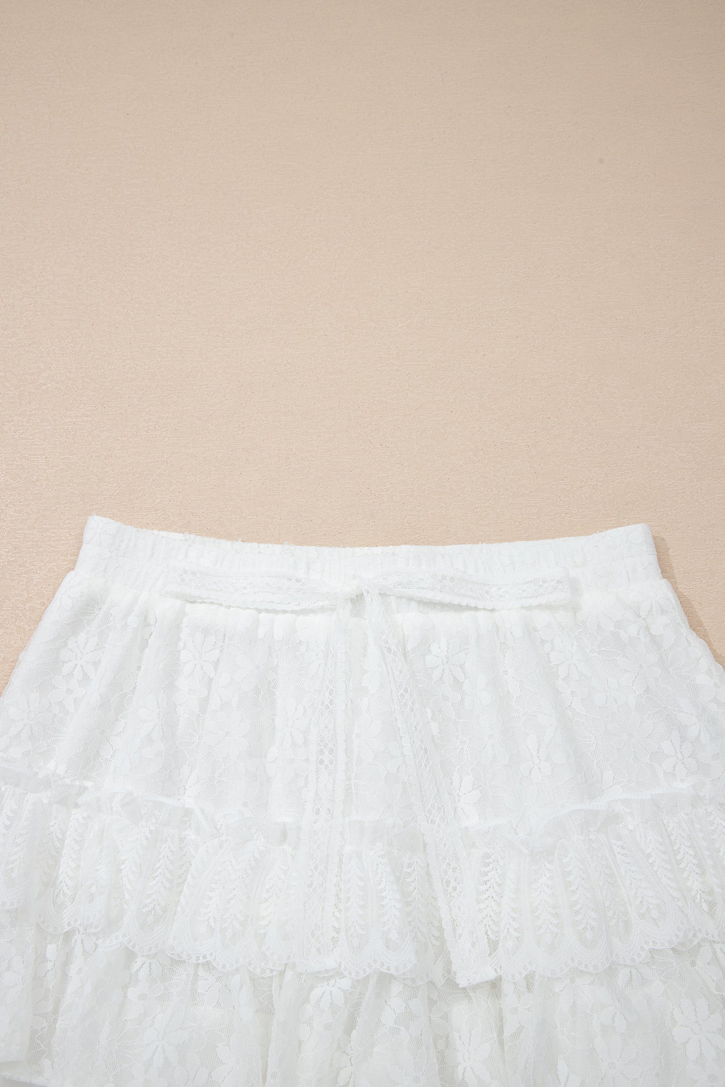 Witte kanten shorts met ruches meerdere lagen en een elastische tailleband met trekkoord