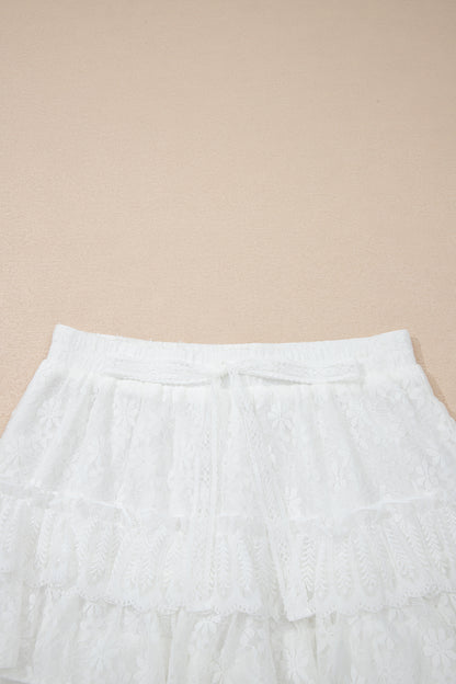 Witte kanten shorts met ruches meerdere lagen en een elastische tailleband met trekkoord