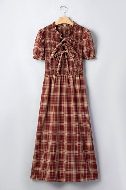 Rode vintage geruite midi-jurk met knoopsluiting aan de voorkant smockwerk en hoge taille