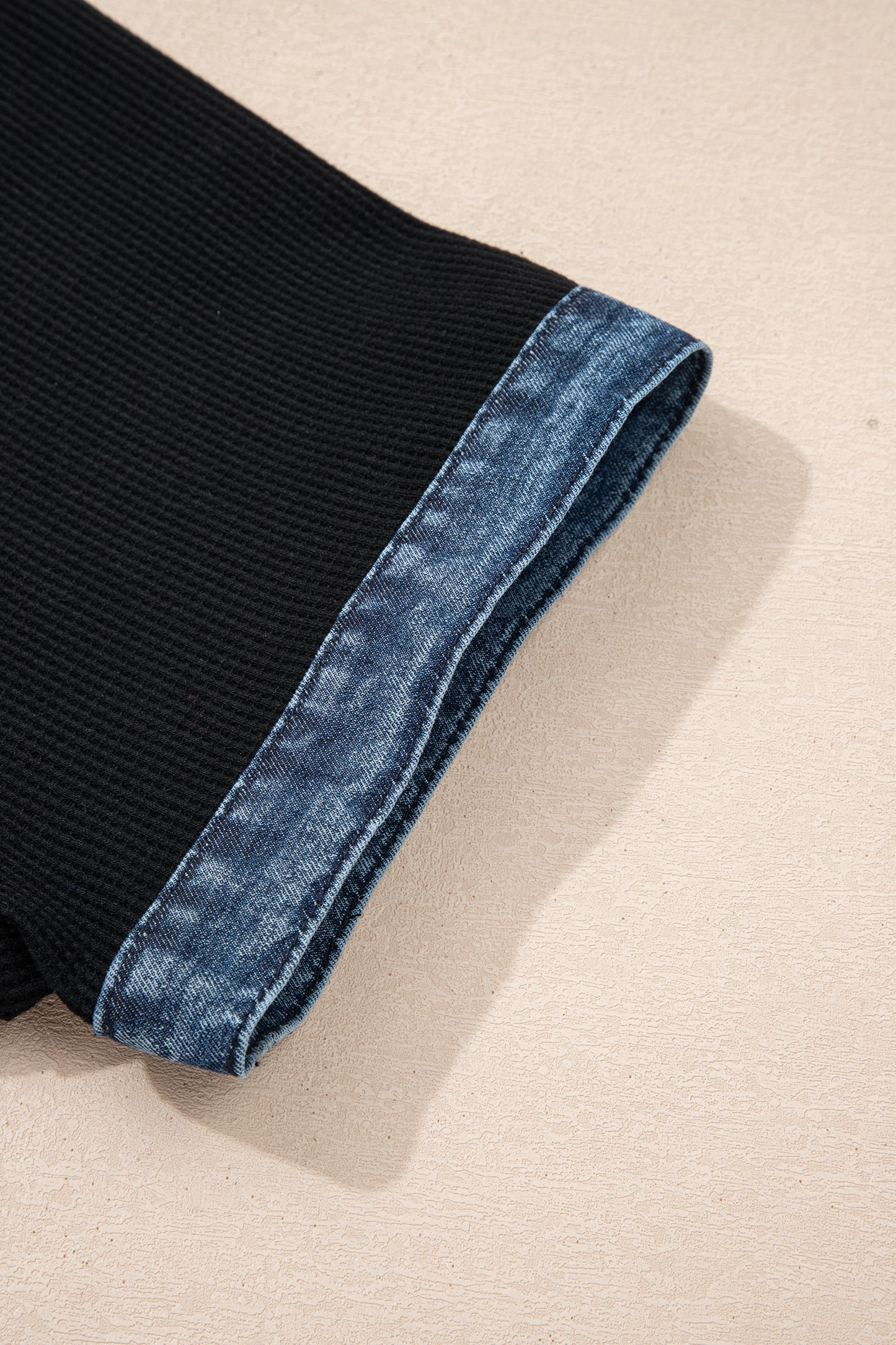 Zwarte polo met knoopsluiting en textuur van denim in grote maten