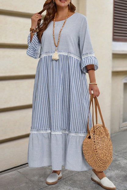 Hemelsblauwe maxi-jurk met kruiselingse kanten details en gemengde gestreepte patchwork