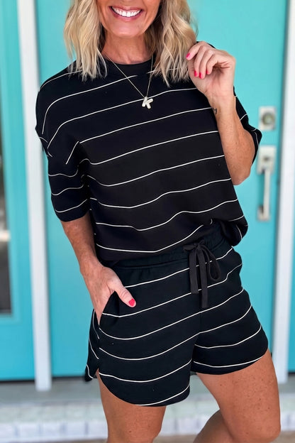Gestreepte shirt met korte mouwen en shorts met zakken en trekkoord 2-delige set