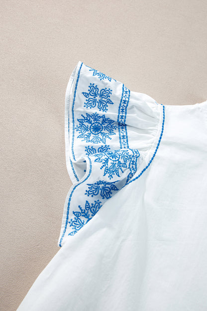 Witte blouse met geborduurde ruches aan de mouwen