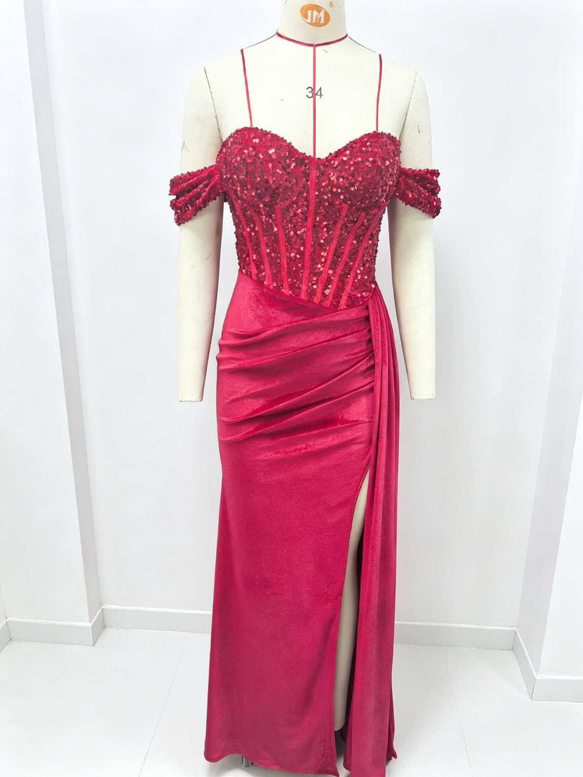 Off-shoulder avondjurk van geplisseerd satijn met pailletten en split