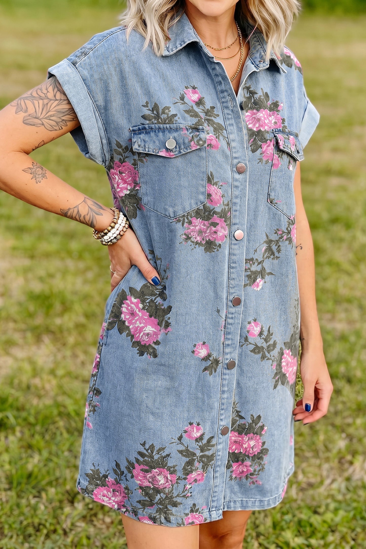 Denim jurk met bloemenprint korte mouwen manchetten zakken en knoopsluiting