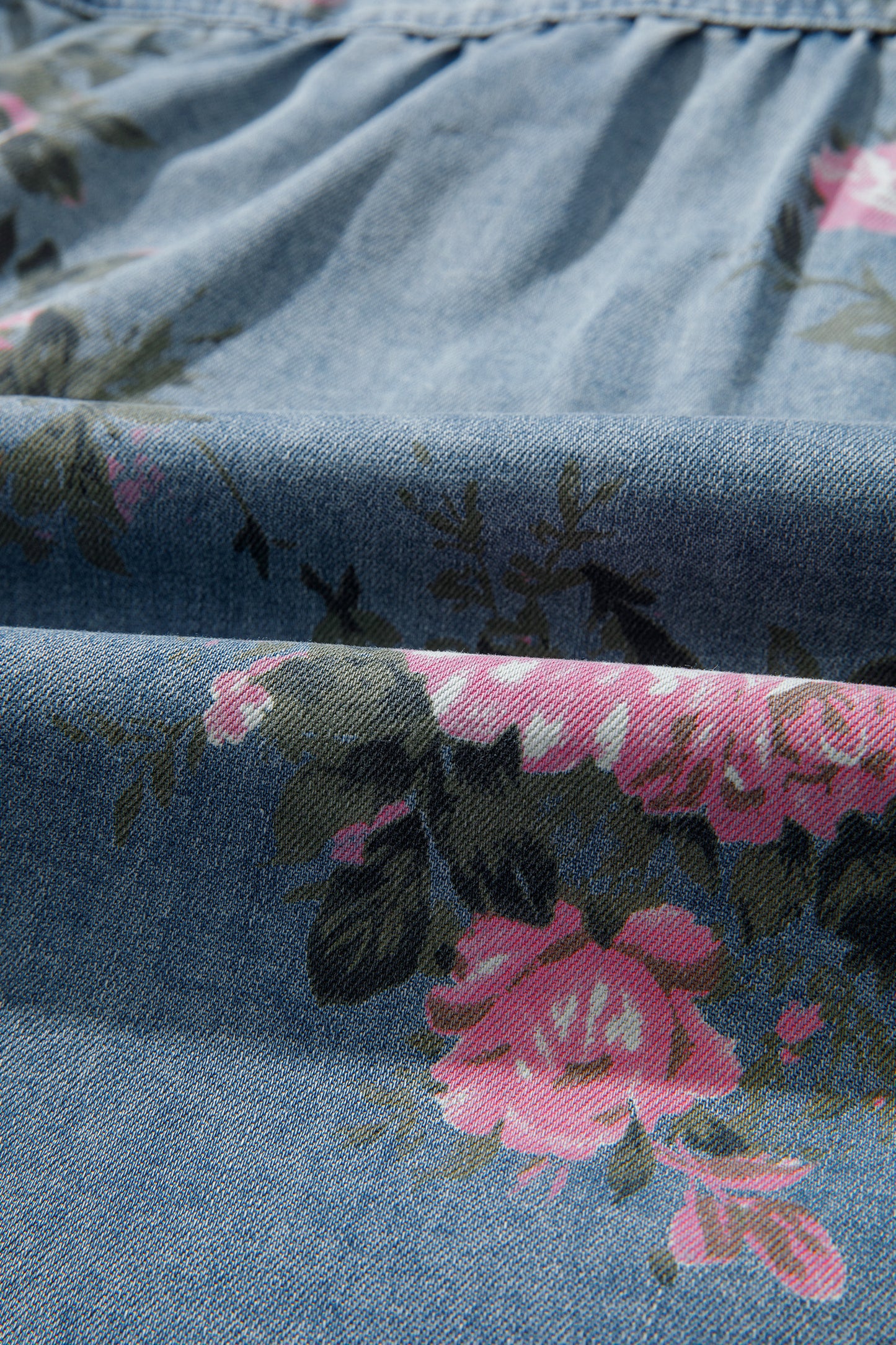 Blauwe denim overhemd met armbandmouwen en bloemenprint