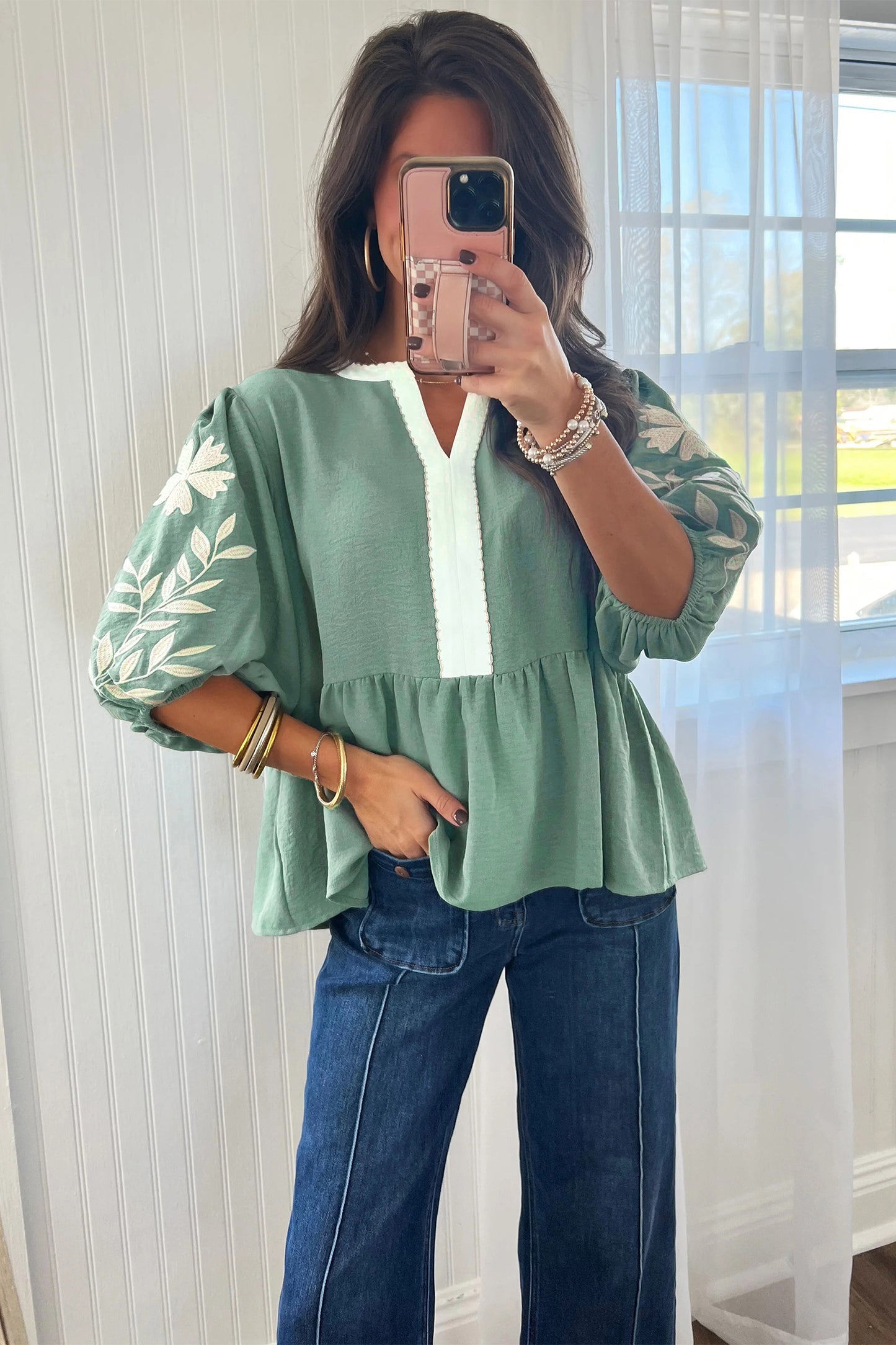 Babydoll blouse met kleurblokken patchwork V-hals en geborduurde pofmouwen