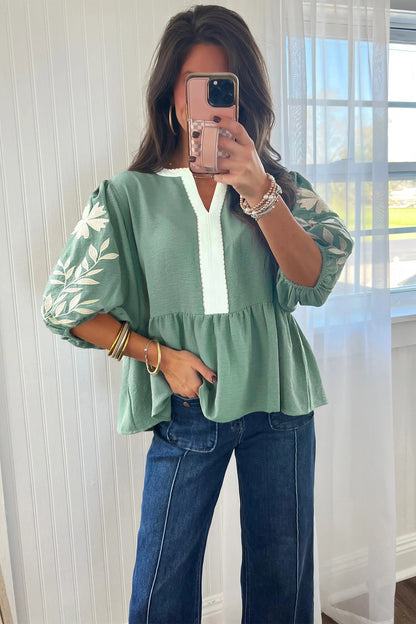 Babydoll blouse met kleurblokken patchwork V-hals en geborduurde pofmouwen
