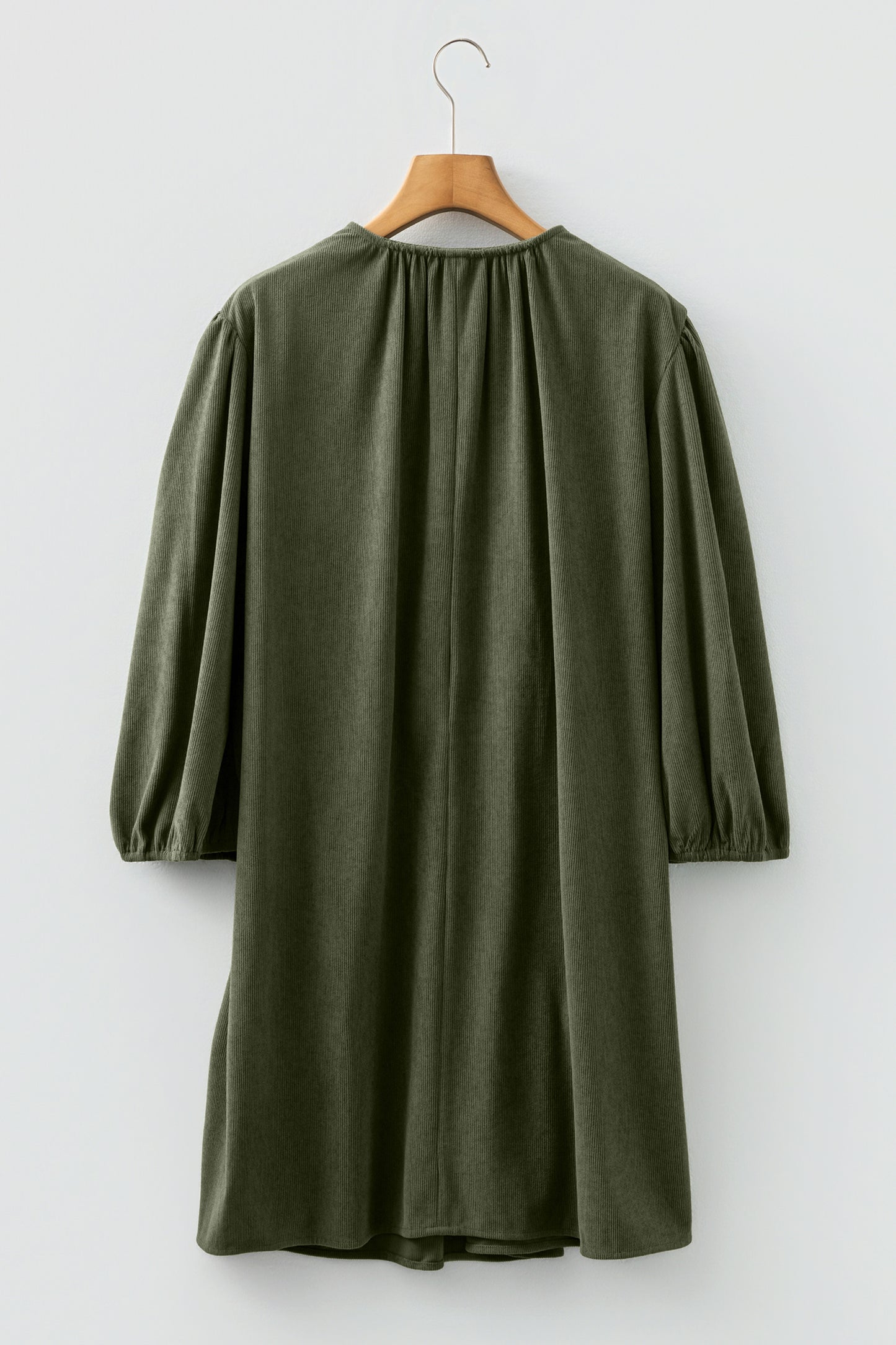Mini-jurk van gesplitste halslijn en geschulpte details van corduroy