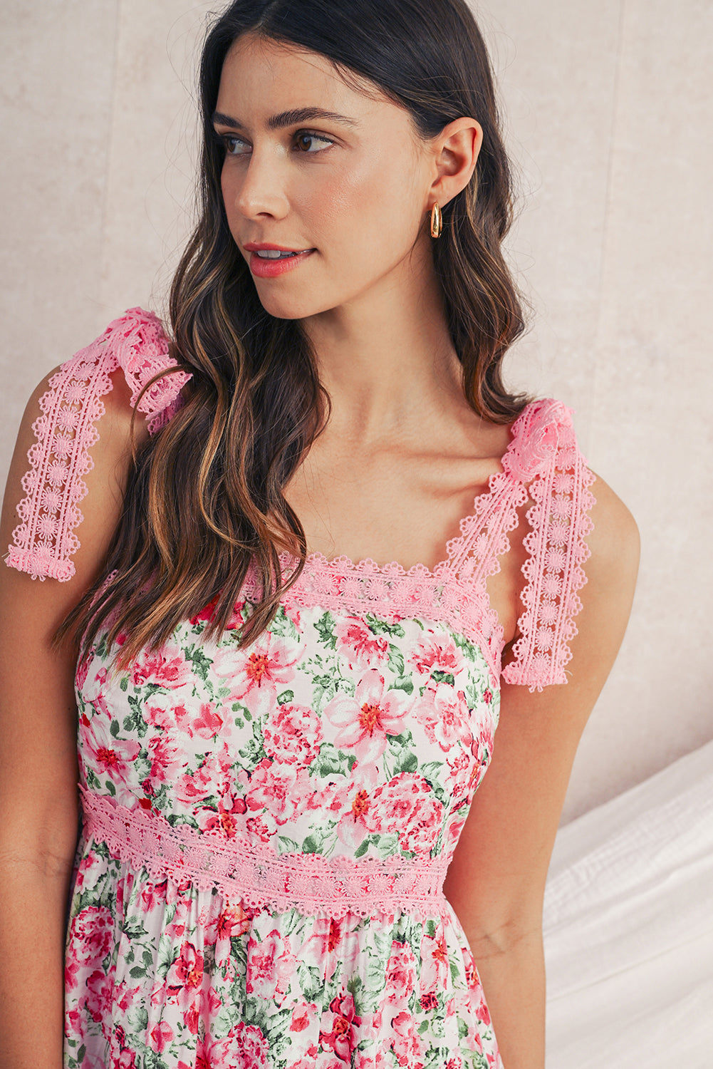 Maxi-jurk met bloemenkant strikbandjes en empiretaille